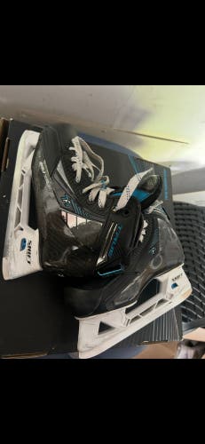 2021 True TF9 Hockey Goalie Skates Regular Width Size 2.5 (Used)