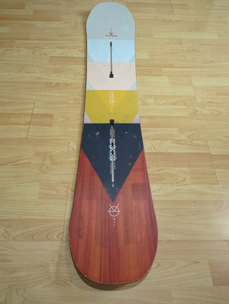 148cm Women's Burton Yeasayer Flying V Snowboard.