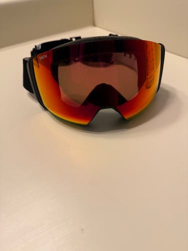 Men's Smith Snowboard Goggles. 4D Mag Chroma Pop lenses. Case and low light lens