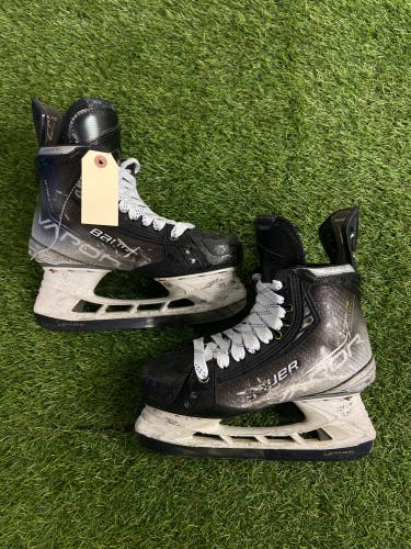 Intermediate Bauer Vapor Hyperlite Hockey Skates Regular Width 6.5 (Used)