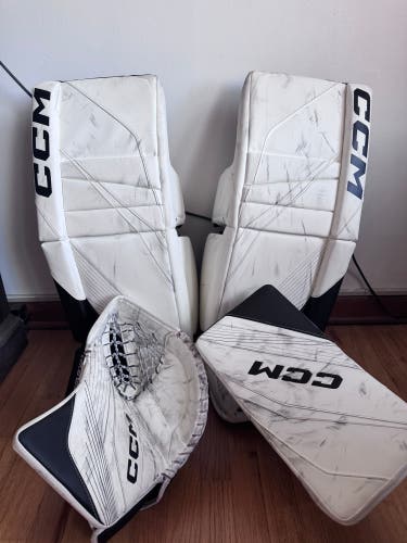 Black 31" Intermediate CCM EFLEX 6.9 Goalie Full Set Regular (Used)