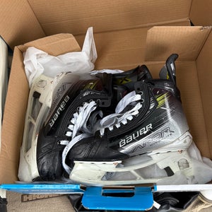 2023 Bauer Vapor Hyperlite 2 Hockey Skates Size 5 Used)
