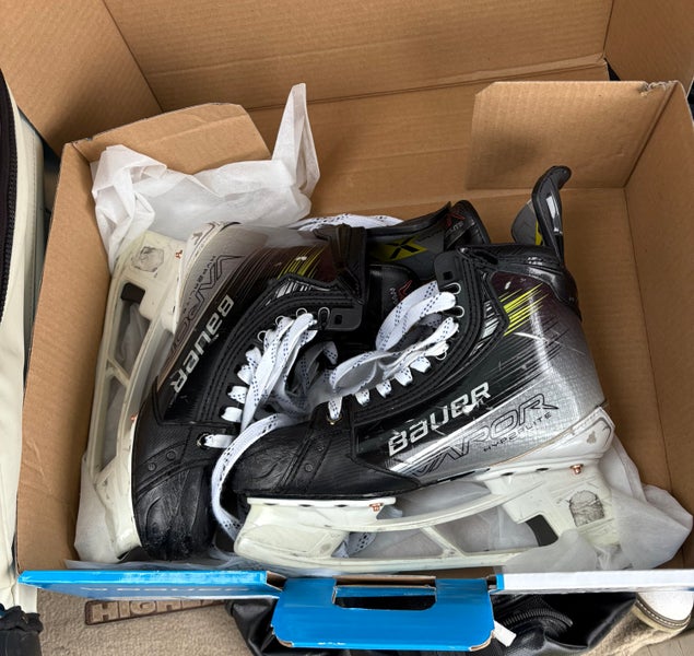 2023 Bauer Vapor Hyperlite 2 Hockey Skates Size 5.5 (Used)