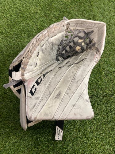 White Intermediate CCM Extreme Flex 5.9 Goalie Glove Full Right (Used)