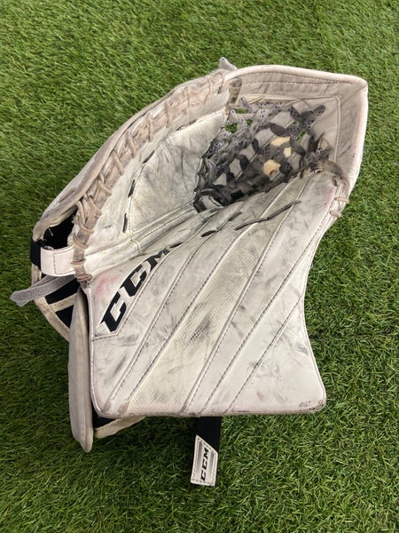 White Intermediate CCM Extreme Flex 5.9 Goalie Glove Full Right (Used)