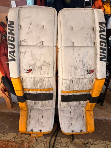 36" Vaughn Velocity V7 Goalie Leg Pads (Used)