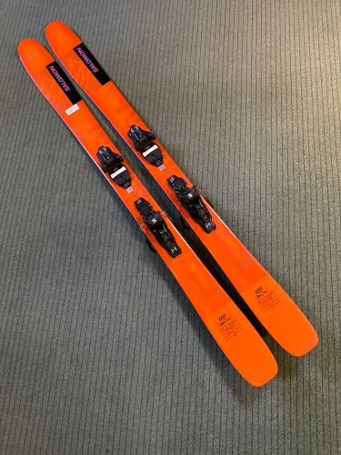 Men's 2024 Salomon QST 106 173 cm All Mountain Skis With Salomon Strive 11 GW Demo Bindings