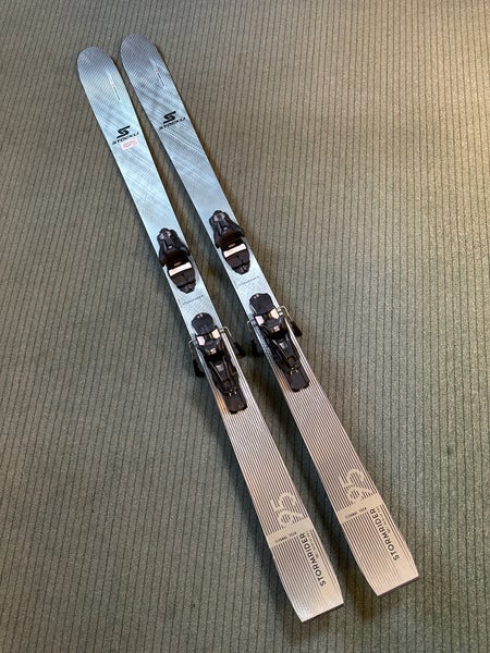 2024/2025 Stockli Stormrider 95 182 cm All Mountain Skis With Salomon Strive 13 GW Demo Bindings
