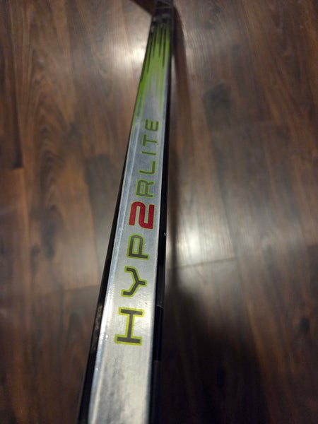 Junior Bauer Vapor Hyperlite 2 Right Handed Hockey Stick P28 40 Flex (Used)
