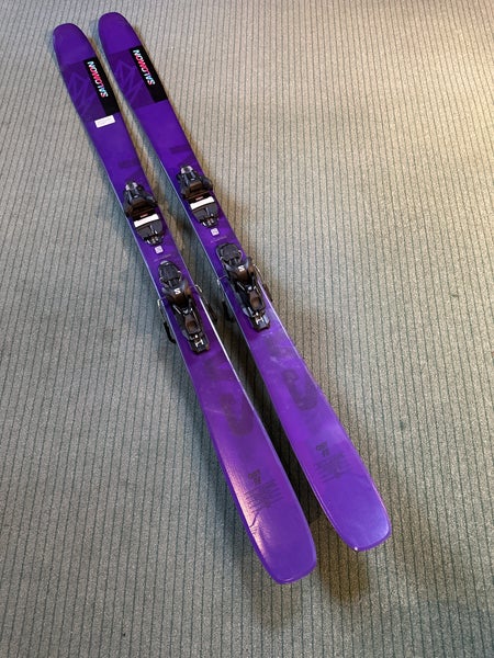 2024 Salomon QST 98 176 cm Skis with Salomon Strive 11 GW Demo Bindings