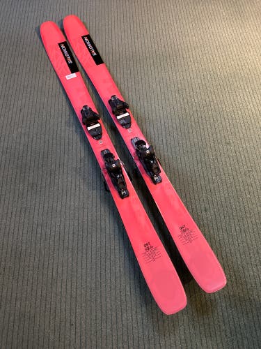 Women's 2024 Salomon QST Stella 106 173 cm All Mountain Skis With Salomon Strive 11 GW Demo Bindings