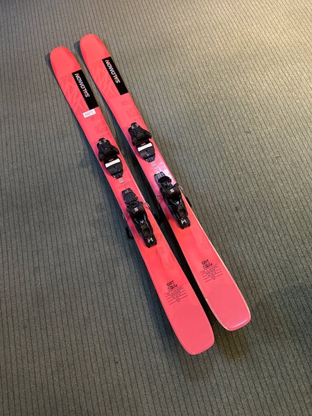 Women's 2024 Salomon QST Stella 106 157 cm All Mountain Skis With Salomon Strive 11 GW Demo Bindings