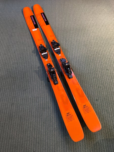 Men's 2024 Salomon QST 106 181 cm All Mountain Skis With Salomon Strive 11 GW Demo Bindings