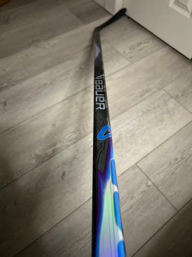 Senior Bauer Vapor FlyLite Right Handed Hockey Stick P28 77 Flex (New)