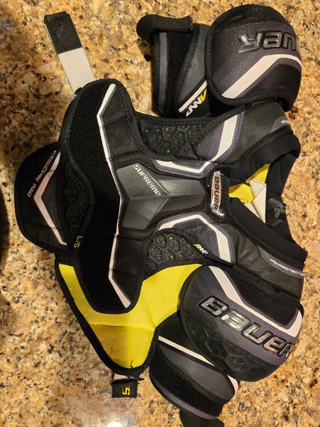Large Junior Bauer Supreme 2S Pro Shoulder Pads (Used)