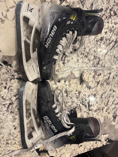Bauer Vapor Hyperlite 2 Hockey Skates 6.5 (Used)