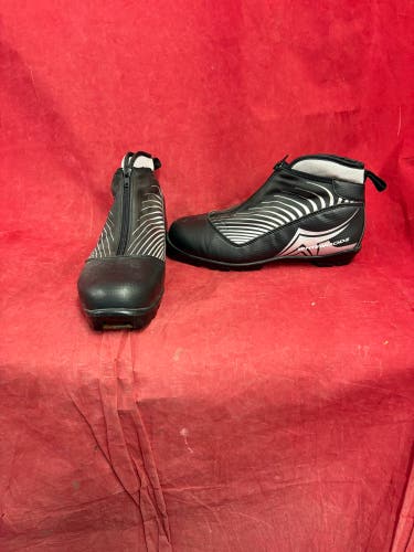 Classic Size 8.0 Whitewood Cross Country Ski Boots (Used)