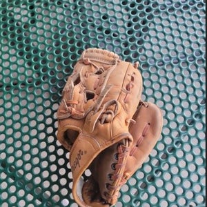 RH Baseball Glove 11" (Used)