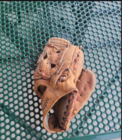RH Baseball Glove 11" (Used)