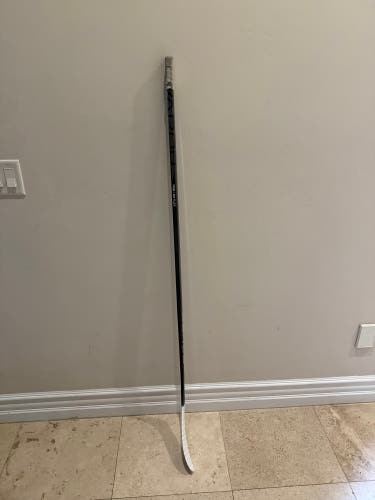Intermediate Bauer Vapor Hyperlite 2 Right Handed Hockey Stick P28 50 Flex (Used)