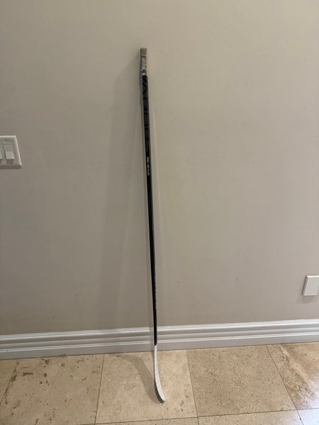 Intermediate Bauer Vapor Hyperlite 2 Right Handed Hockey Stick P28 50 Flex (Used)