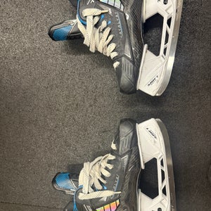 2024 True Catalyst 7X4 Hockey Skates Regular Width 7 (Used)