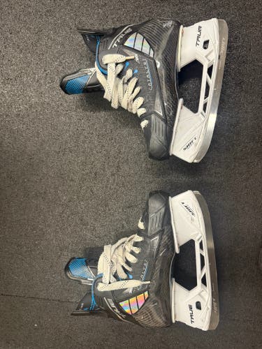 2024 True Catalyst 7X4 Hockey Skates Regular Width 7 (Used)