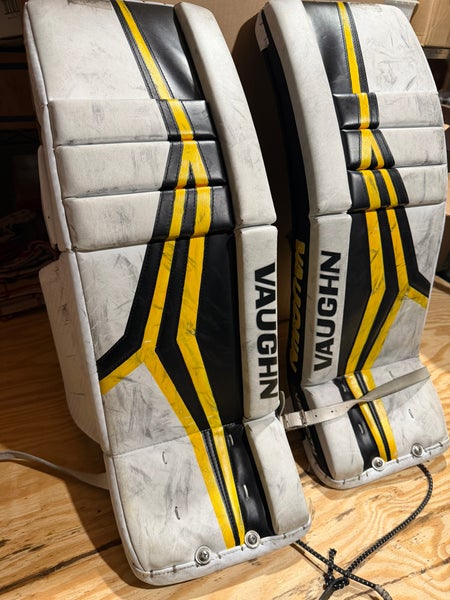 28" Vaughn Velocity V10 Goalie Leg Pads (Used)