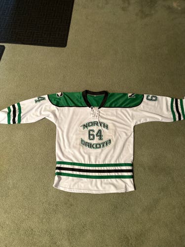 North Dakota hockey jersey white size XL to double XL