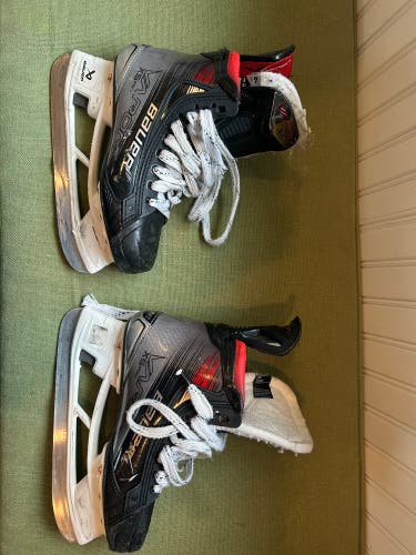 2023 Bauer Vapor X5 Pro Hockey Skates Size 4.5 (Used)