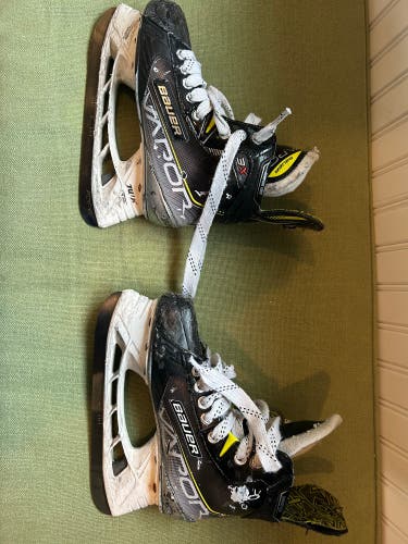 Bauer Vapor X Hockey Skates Size 3.5 (Used)