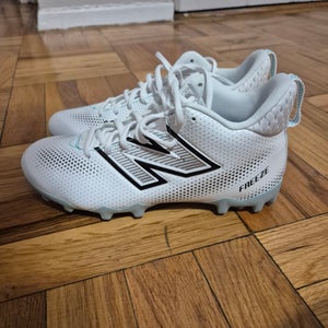 White Unisex Youth Size M 5.5 (W 6.5) New Balance Freeze V5 Low Top Cleats