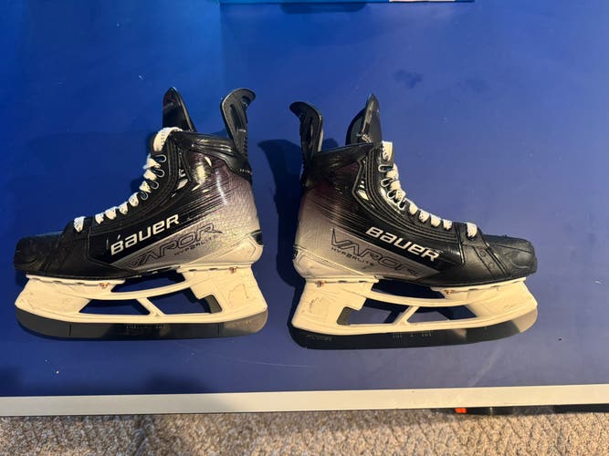 2023 Bauer Vapor Hyperlite 2 Hockey Skates Regular Width Size 5.5 (Used)