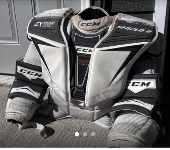 Small CCM Extreme Flex II Shield Goalie Chest Protector (Used)
