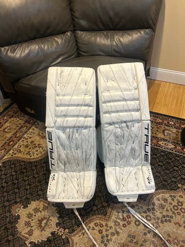 32" 2022 True Catalyst 7X3 Goalie Leg Pads (Used)