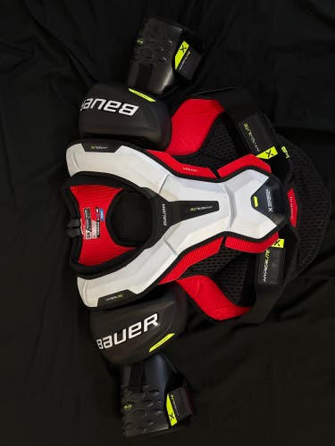 Men's Medium Senior Bauer Vapor Shoulder Pads (Used)