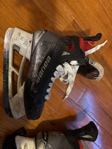 2023 Bauer Vapor X5 Pro Hockey Skates Size 4.5 (Used)