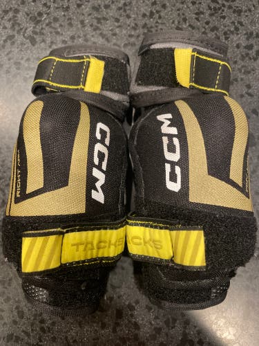 Youth Medium CCM Tacks AS-V Pro Elbow Pads (Used)