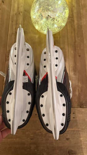 2025 Bauer Vapor Fly40 Hockey Skates Extra Wide Width 9 (New)