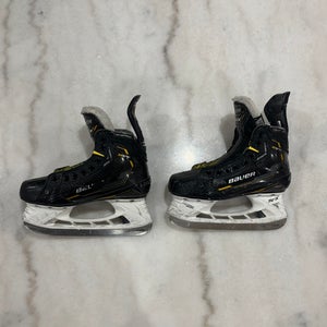 2022 Bauer Supreme M5 Pro Hockey Skates Regular Width Size 2.5 (Used)