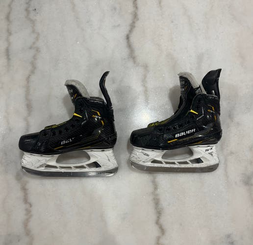 2022 Bauer Supreme M5 Pro Hockey Skates Regular Width Size 2.5 (Used)