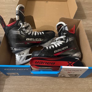 2023 Bauer Vapor 4 Hockey Skates Regular Width 7 (Used)