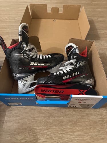 2023 Bauer Vapor 4 Hockey Skates Regular Width 7 (Used)
