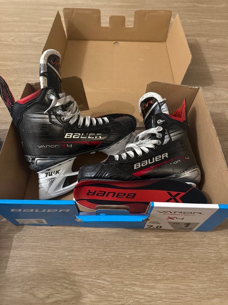 2023 Bauer Vapor 4 Hockey Skates Regular Width 7 (Used)