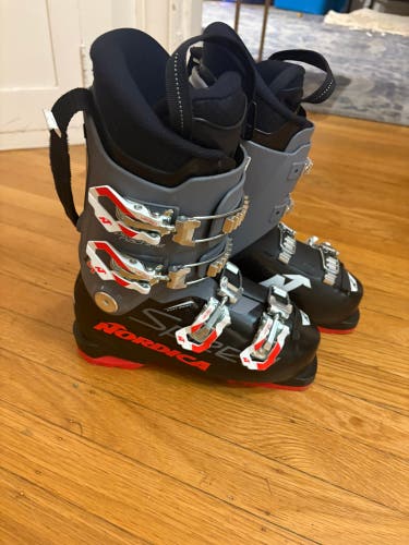 Mondo 22 & 22.5 Kid's Nordica SpeedMachine Ski Boots (Used)