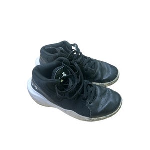 Used Under Armour ART 3024795-001 Basketball Shoes Y Black And White Junior 02 11862-S000091718