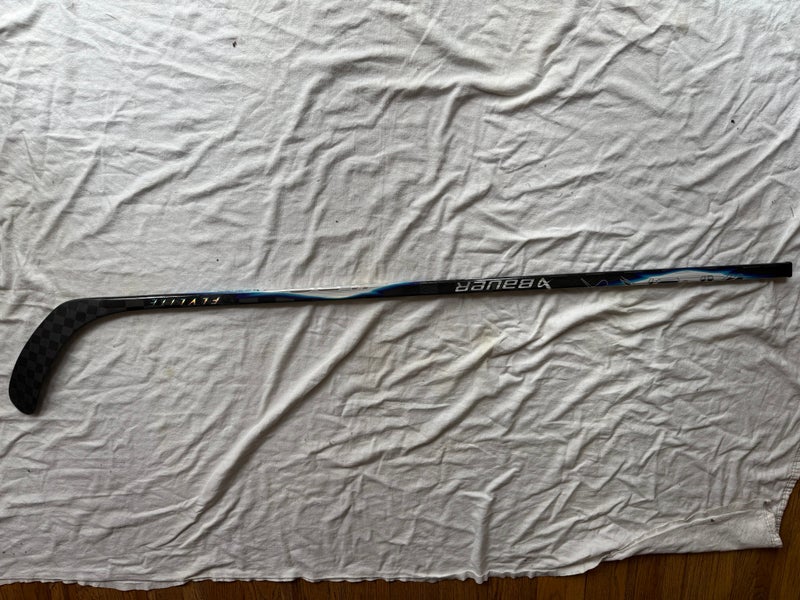 Intermediate Bauer Vapor FlyLite Right Handed Hockey Stick P92 65 Flex (New)
