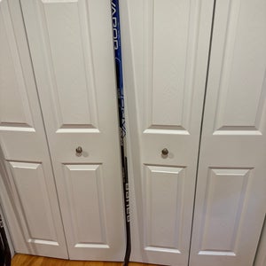 Intermediate Bauer Vapor Hyperlite Right Handed Hockey Stick P88 65 Flex (Used)