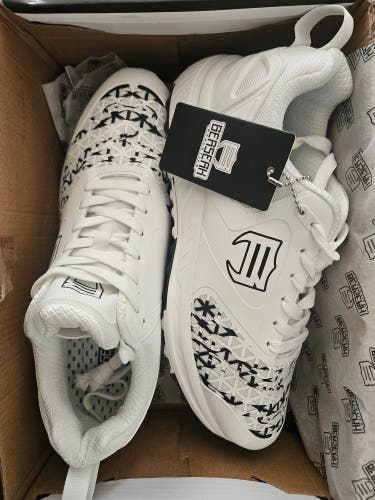 White Men's Size M 8.0 (W 9.0) Low Top Turf Cleats (New)