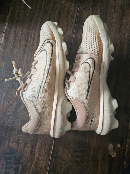 Women's Size M 7.0 (W 8.0) Nike (Used)